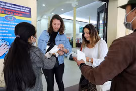 Hà Nội khuyến cáo người dân đeo khẩu trang để phòng bệnh lây truyền qua đường hô hấp