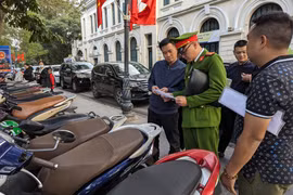 Công an quận Hoàn Kiếm xử lý bãi trông giữ xe "chặt chém" chiều mùng Hai Tết