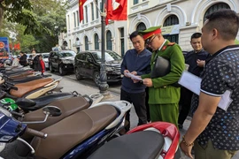 Công an quận Hoàn Kiếm xử lý bãi trông giữ xe "chặt chém" chiều mùng Hai Tết