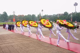 Lãnh đạo Đảng, Nhà nước và thành phố Hà Nội vào Lăng viếng Chủ tịch Hồ Chí Minh