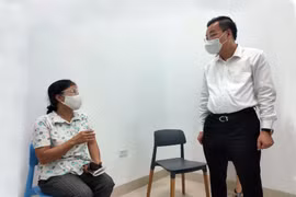 Video: Người dân chia sẻ gì với Chủ tịch Hà Nội ở điểm tiêm vaccine Covid-19?