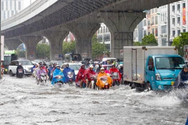 Ảnh: Hà Nội ngập sâu do mưa lớn kéo dài, người dân "bơi" trong biển nước
