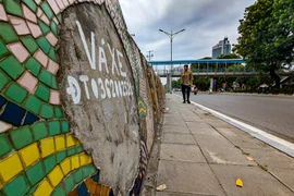 Con đường gốm sứ ven sông Hồng xuống cấp, thành nơi quảng cáo vá xe