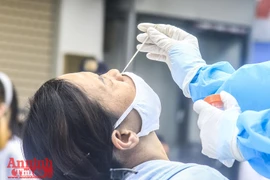 Hà Nội lần đầu tiên có tổ xét nghiệm Covid-19 hướng dẫn người dân tự lấy mẫu