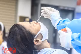 Hà Nội lần đầu tiên có tổ xét nghiệm Covid-19 hướng dẫn người dân tự lấy mẫu