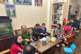 Hà Nội kiểm tra đột xuất một số đơn vị về hướng dẫn người dân cài đặt, sử dụng app iHanoi