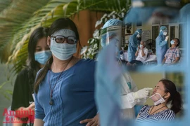 [ẢNH] Người dân "vùng đỏ" che kín mặt chờ xét nghiệm Covid-19 trong đợt sàng lọc diện rộng lớn nhất Thủ đô