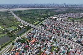 Nhìn từ flycam cầu qua sông Hồng có mặt cắt ngang rộng nhất ở Hà Nội