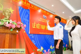 Lễ kết nạp Đảng trang trọng, tự hào của 2 học sinh THPT Hà Nội trước kỳ thi tốt nghiệp