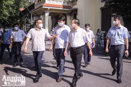 [ẢNH] Lịch trình dày đặc trong buổi kiểm tra chống dịch Covid-19 của Phó Thủ tướng Vũ Đức Đam tại Hà Nội