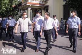 [ẢNH] Lịch trình dày đặc trong buổi kiểm tra chống dịch Covid-19 của Phó Thủ tướng Vũ Đức Đam tại Hà Nội