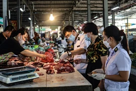 Quận, huyện ở Hà Nội phải lắp đặt nhà xét nghiệm nhanh thực phẩm tại chợ trong năm 2024