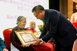 Chủ tịch Hà Nội trao tặng Huy hiệu Đảng tại quận Hoàn Kiếm