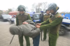 Chủ tịch Hà Nội tặng Bằng khen cho 5 cá nhân thuộc Công an Thành phố