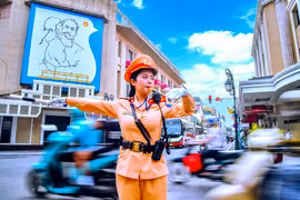 "Bông hoa đẹp" thân thuộc từ mỗi ngã tư đường phố Hà Nội