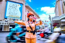 "Bông hoa đẹp" thân thuộc từ mỗi ngã tư đường phố Hà Nội