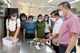 Hà Nội sẽ lấy mẫu xét nghiệm nước uống, thực phẩm tại các trường học