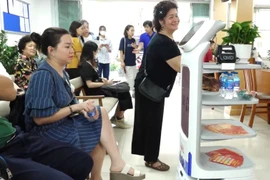 Hà Nội bố trí robot phục vụ, miễn phí nước và đồ ăn nhẹ cho người dân làm thủ tục hành chính từ 1-8