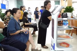Hà Nội bố trí robot phục vụ, miễn phí nước và đồ ăn nhẹ cho người dân làm thủ tục hành chính từ 1-8