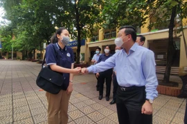 Lãnh đạo thành phố Hà Nội thăm hỏi, động viên thí sinh thi vào lớp 10