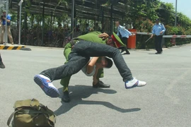 Chủ tịch UBND TP Hà Nội tặng Bằng khen 3 cá nhân Phòng Cảnh sát Điều tra tội phạm về ma túy - CATP Hà Nội