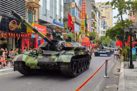 Xe tăng, xe bánh xích cơ động ra vị trí sẵn sàng tổng hợp luyện diễu binh ở Quảng trường Ba Đình