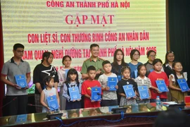 Công an Hà Nội gặp mặt thân tình, động viên các cháu con thương binh, liệt sĩ CAND thăm Thủ đô