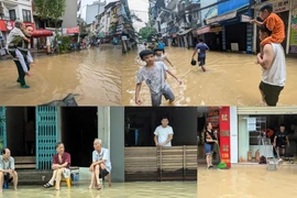 Ảnh: Nước lũ sông Hồng bắt đầu rút chậm, người dân Hà Nội chuẩn bị dọn dẹp nhà cửa