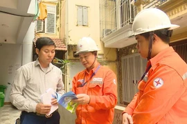  Hà Nội: “Đi từng ngõ - gõ từng nhà” hướng dẫn người dân sử dụng điện an toàn