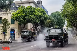  Hình ảnh đặc biệt khi đoàn xe khử khuẩn phòng dịch đi qua hàng loạt địa danh nổi tiếng ở quận Hoàn Kiếm