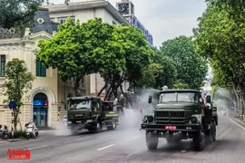  Hình ảnh đặc biệt khi đoàn xe khử khuẩn phòng dịch đi qua hàng loạt địa danh nổi tiếng ở quận Hoàn Kiếm