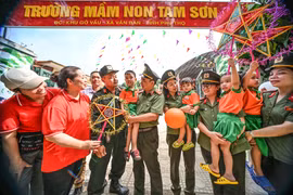 Công an Thủ đô mang Trung thu sẻ chia tới các em nhỏ vùng trung du Phú Thọ