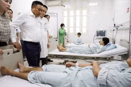 Chủ tịch Hà Nội rút ngắn chuyến công tác nước ngoài, tới bệnh viện thăm nạn nhân vụ cháy chung cư mini