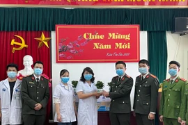 Tặng quà động viên thanh niên Công an Thủ đô phải cách ly do tiếp xúc bệnh nhân Covid-19 khi làm nhiệm vụ