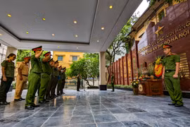 Dâng hương tưởng niệm các anh hùng liệt sĩ Công an Thủ đô