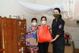 Tặng nhu yếu phẩm sẻ chia với người dân khó khăn vì Covid-19 ở Hoàng Mai