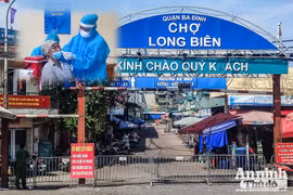 [ẢNH] Phong tỏa toàn bộ chợ đầu mối Long Biên, trăm tiểu thương đội nắng chờ xét nghiệm Covid-19