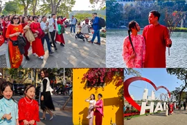 Nắng tô xuân phố phường, người Hà Nội đổ ra đường du xuân