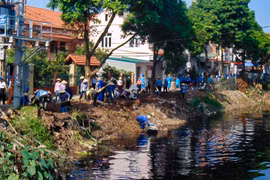 Hà Nội đưa ra loạt giải pháp mạnh để xử lý ô nhiễm nước sông Cầu Bây 