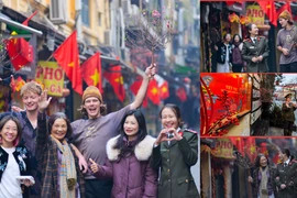 Ấn tượng những nụ cười Hà Nội trong sớm Mùng Một Tết Ất Tỵ