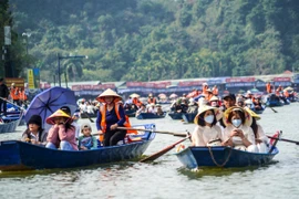 Suối Yến tấp nập đò qua lại trước ngày khai hội chùa Hương