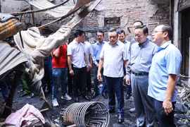 Phó Thủ tướng kiểm tra hiện trường, chỉ đạo khắc phục hậu quả vụ cháy ở Trung Kính