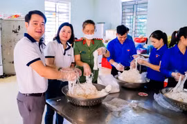 Bữa phở Hà Nội và những món quà chở yêu thương