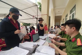 “Chu đáo, tin cậy” ở điểm cấp căn cước công dân phường Mễ Trì 