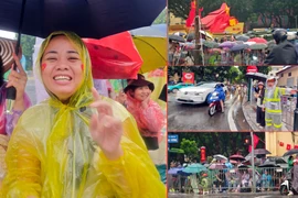 Hà Nội: Người dân "đội mưa" chờ xem sơ duyệt diễu binh, diễu hành từ sáng sớm
