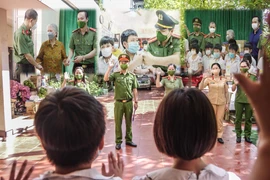 [Ảnh] Hà Nội: Xúc động hình ảnh Công an tặng quà giúp các em nhỏ mồ côi vượt qua đại dịch