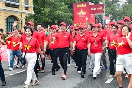 Thứ trưởng Bộ Công an cùng 10.000 người đi bộ quanh Hồ Gươm “Cùng Việt Nam tiến bước”