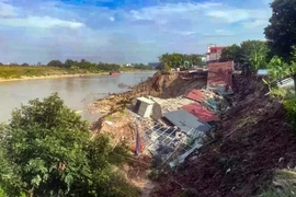 Công bố tình huống khẩn cấp sạt lở bờ sông Đuống cách nhà dân 35m