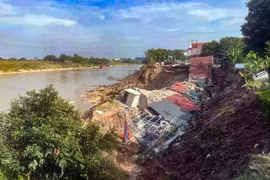 Công bố tình huống khẩn cấp sạt lở bờ sông Đuống cách nhà dân 35m