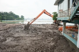 Hà Nội: Bùn nạo vét ở hồ Tây sẽ được dùng để trồng cây xanh ở khu xử lý rác